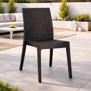 Vista ambientata Sedia senza braccioli in resina simil rattan colore Espresso impilabili modello Selene Totò Piccinni