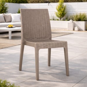 Vista ambientata Sedia senza braccioli in resina simil rattan colore Tortora impilabili modello Selene Totò Piccinni