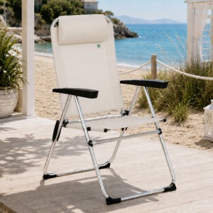 Vista ambientata Spiaggina alta in alluminio e textilene con 7 posizioni regolabili colore "beige" modello Riva Totò Piccinni