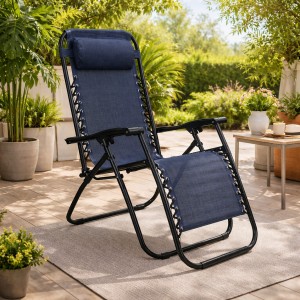 Vista ambientata Sedia a sdraio Gravity gravità zero reclinabile e pieghevole adatta ad ambienti esterni in robusto acciaio e resistente textilene lavabile colore blu