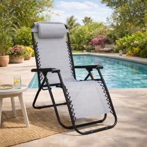 Vista ambientata Sedia a sdraio Gravity gravità zero reclinabile e pieghevole adatta ad ambienti esterni in robusto acciaio e resistente textilene lavabile colore Grigio Chiaro