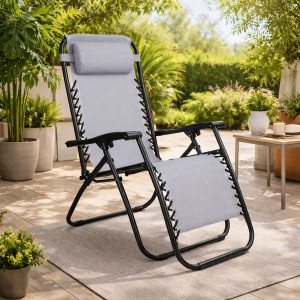 Vista ambientata Sedia a sdraio Gravity gravità zero reclinabile e pieghevole adatta ad ambienti esterni in robusto acciaio e resistente textilene lavabile colore Grigio Chiaro