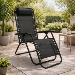 Vista ambientata Sedia a sdraio Gravity gravità zero reclinabile e pieghevole adatta ad ambienti esterni in robusto acciaio e resistente textilene lavabile colore nero
