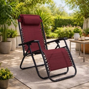 Vista ambientata Sedia a sdraio Gravity gravità zero reclinabile e pieghevole adatta ad ambienti esterni in robusto acciaio e resistente textilene lavabile colore rosso