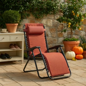 Vista ambientata Sedia a sdraio Gravity gravità zero reclinabile e pieghevole adatta ad ambienti esterni in robusto acciaio e resistente textilene lavabile colore Rosso 