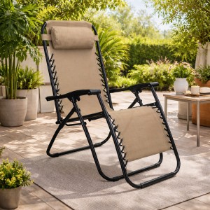 Vista ambientata Sedia a sdraio Gravity gravità zero reclinabile e pieghevole adatta ad ambienti esterni in robusto acciaio e resistente textilene lavabile colore Sabbia