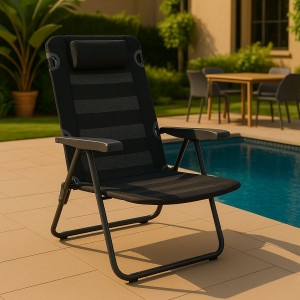 Vista ambientata Sdraio colore Nero Vintage con braccioli e cuscino in Textilene modello Marina Totò Piccinni