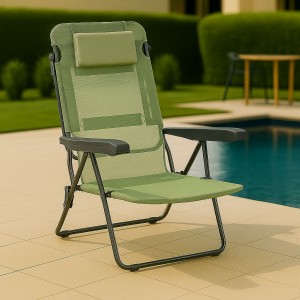 Vista ambientata Sdraio colore Verde con braccioli e cuscino in Textilene modello Marina Totò Piccinni