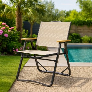 Vista ambientata Sedia sdraio da mare alta colore Beige con struttura in alluminio e braccioli in legno modello Carlos Totò Piccinni