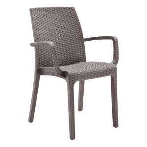 sedia in resina simil rattan da estrno colore Tortora con braccioli design impilabile Totò Piccinni