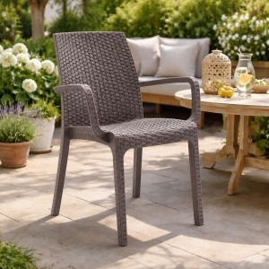 vista ambientata sedia in resina simil rattan da estrno colore Tortora con braccioli design impilabile Totò Piccinni