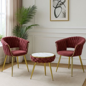 Vista ambientata Set tavolino 2 poltroncine vellutato imbottito colore Rosa Antico con finiture in oro modello Royal A Totò Piccinni