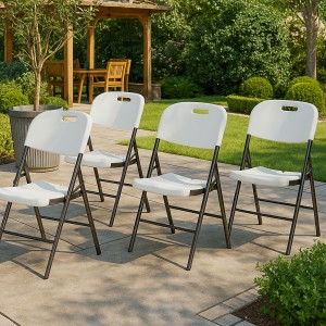 Vista ambientata Sedia pieghevole colore Bianco in HDPE modello Katia Totò Piccinni