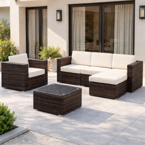 Vista ambientata Set in Polyrattan divano 3 posti, poltrone, pouf e tavolino con piano in vetro modello Carlos Totò Piccinni