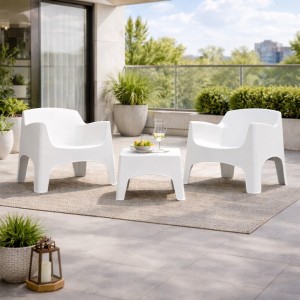 Vista ambientata Set da Giardino in Polipropilene 2 Poltrone impilabili e Tavolino colore Bianco modello Ibiza Totò Piccinni
