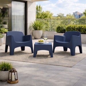 Vista ambientata Set da Giardino in Polipropilene 2 Poltrone impilabili e Tavolino colore Blu modello Ibiza Totò Piccinni