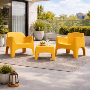 Vista ambientata Set da Giardino in Polipropilene 2 Poltrone impilabili e Tavolino colore Giallo Senape modello Ibiza Totò Piccinni