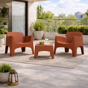 Vista ambientata Set da Giardino in Polipropilene 2 Poltrone impilabili e Tavolino colore Rosso modello Ibiza Totò Piccinni