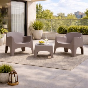 Vista ambientato Set da Giardino in Polipropilene 2 Poltrone impilabili e Tavolino colore Tortora modello Ibiza Totò Piccinni