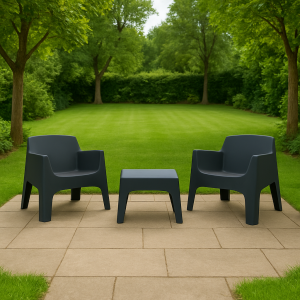 Vista ambientata Set da Giardino in Polipropilene 2 Poltrone impilabili e Tavolino colore Antracite modello Ibiza Totò Piccinni