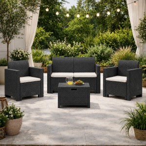 Vista ambientata Set di divanetto poltroncine e tavolino per esterno realizzato in PP polipropilene effetto rattan resistente alle intemperie Nebraska made in italy