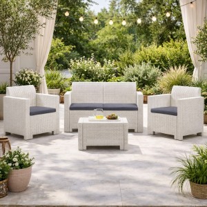 Vista ambientata Set di divanetto poltroncine e tavolino per esterno realizzato in PP polipropilene effetto rattan resistente alle intemperie colore bianco Nebraska Made in Italy