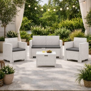 Vista ambientata Set di divanetto poltroncine e tavolino per esterno realizzato in PP polipropilene effetto rattan resistente alle intemperie colore bianco Nebraska Made in Italy