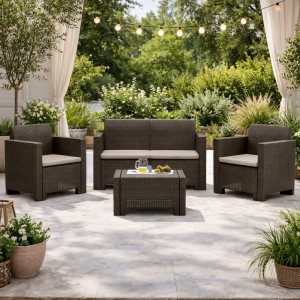 Vista ambientata Set di divanetto poltroncine e tavolino per esterno realizzato in PP polipropilene effetto rattan resistente alle intemperie Nebraska Made in Italy