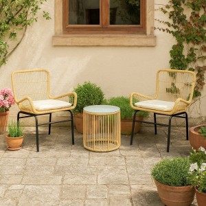 Vista ambientata Set Bistrot 2 poltroncine con cuscini e tavolino in similrattan con struttura in metallo colore Naturale modello Tropical Totò Piccinni