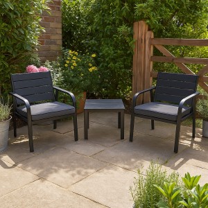 Vista ambientata Set da giardino in metallo colore Nero 2 poltrone e tavolino modello Cuba Totò Piccinni