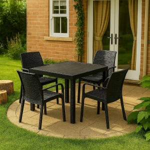 Vista ambientata set pranzo tavolo dallas 80x80 con 4 sedie indiana con bracicoli in polipropilene simil rattan 