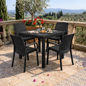 Vista ambientata set pranzo tavolo dallas 80x80 con 4 sedie indiana con bracicoli in polipropilene simil rattan colore antracite