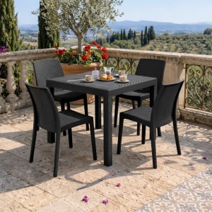 Vista ambientata set pranzo tavolo dallas 80x80 con 4 sedie virginia in polipropilene simil rattan colore antracite