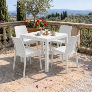 Vista ambientata set pranzo tavolo dallas 80x80 con 4 sedie virginia in polipropilene simil rattan colore bianco