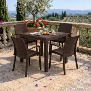 Vista ambientata set pranzo tavolo dallas 80x80 con 4 sedie indiana con bracicoli in polipropilene simil rattan colore marrone