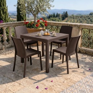 Vista ambientata set pranzo tavolo dallas 80x80 con 4 sedie virginia in polipropilene simil rattan colore marrone