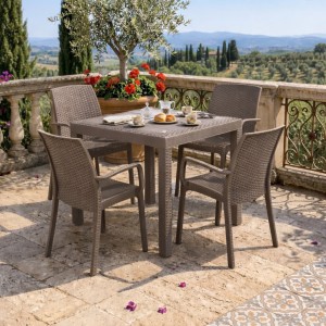 Vista ambientata set pranzo tavolo dallas 80x80 con 4 sedie indiana con bracicoli in polipropilene simil rattan colore tortora