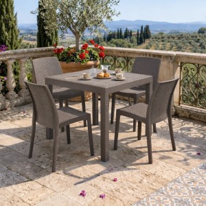 Vista ambientata set pranzo tavolo dallas 80x80 con 4 sedie virginia in polipropilene simil rattan colore tortora