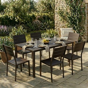 Vista ambientata set pranzo tavolo messico 158x78 con 6 sedie senza braccioli messico con struttura in metallo e polietilene effetto legno colore marrone