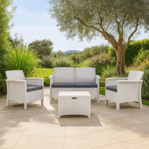 Vista ambientata Set da giardino in rattan divano 2 poltrone e tavolino colore Bianco con cuscini modello Venezia Totò Piccinni