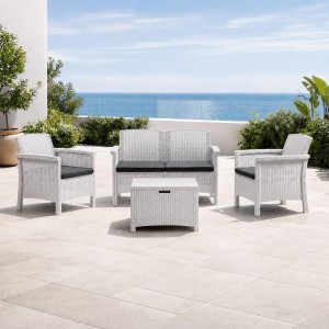 Vista ambientata Set da giardino in rattan divano 2 poltrone e tavolino colore Bianco con cuscini modello Venezia Totò Piccinni
