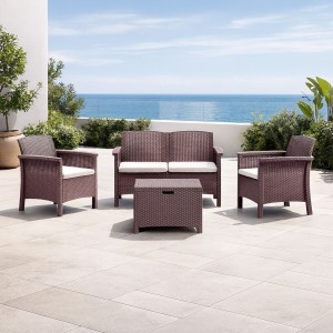 Vista ambientata Set da giardino in rattan divano 2 poltrone e tavolino colore Marrone con cuscini modello Venezia Totò Piccinni