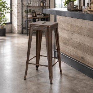 Vista ambientata Sgabello design industriale in metallo colore Bronzo modello Indutry Totò Piccinni