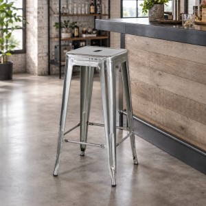 Vista ambientata Sgabello design industriale in metallo colore Silver modello Indutry Totò Piccinni
