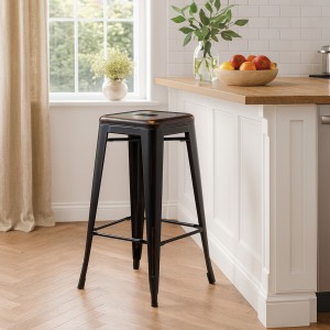 Vista ambientata Sgabello design industriale in metallo colore Vintage Nero modello Indutry Totò Piccinni