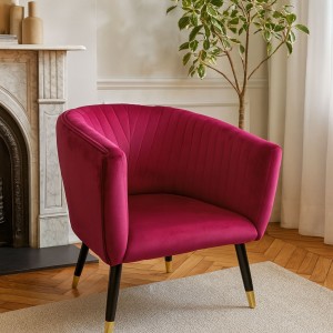 Vista ambientata Poltroncina in Velluto colore Rosso con gambe in legno modello Sheyla Totò Piccinni