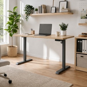 Vista ambientata Scrivania da camera con piano Rovere Miele e gambe Grigio Canna di Fucile regolabile in altezza elettricamente modello Progress Totò Piccinni