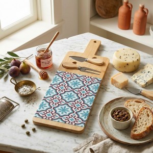Vista ambientata Tagliere per formaggio in legno colore Acquamarina con 2 coltelli modello Valladolid - Villa D'Este