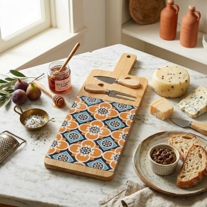 Vista ambientata Tagliere per formaggio in legno colore Arancione con 2 coltelli modello Valladolid Villa D'Este