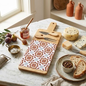 Vista ambientata Tagliere per formaggio in legno colore Granata con 2 coltelli modello Valladolid - Villa D'Este